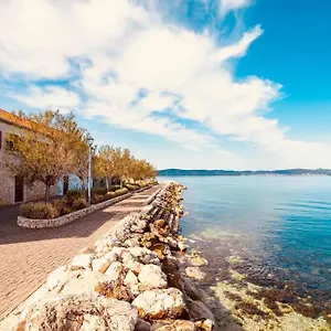 First Row By The Sea Apartament